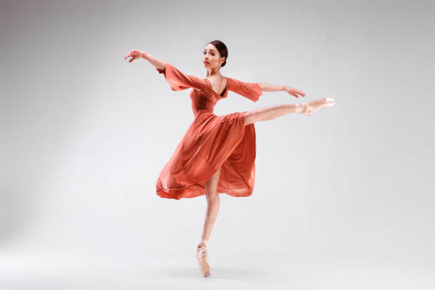 スリムな美しいバレリーナが白い背景にポーズをとってください。 - dancer jumping ballet dancer ballet ストックフォトと画像