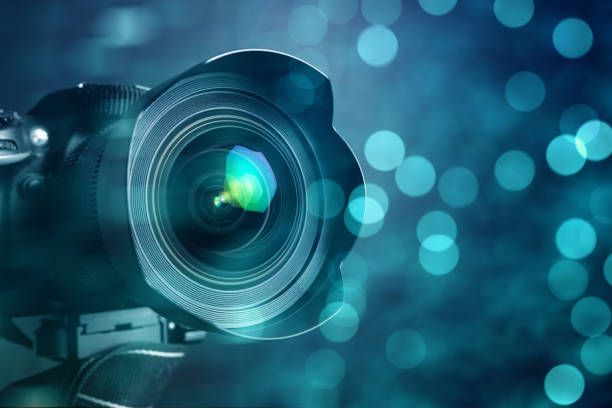 closeup of a digital camera and shiny bokeh background. - large aperture imagens e fotografias de stock