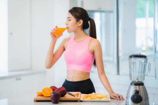 azjatka w sporcie fitness nosić pić mieszankę owoców i warzyw dla piękna - juice glass healthy eating healthy lifestyle zdjęcia i obrazy z banku zdjęć