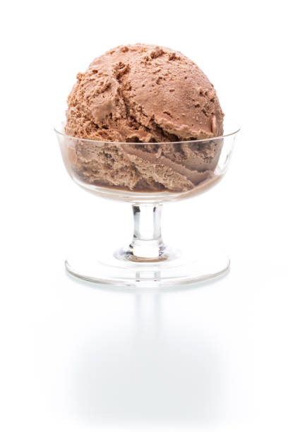kuvapankkikuvat ja rojaltivapaat kuvat aiheesta yhden jäätelön kauha lasissa valkoisella taustalla - handful