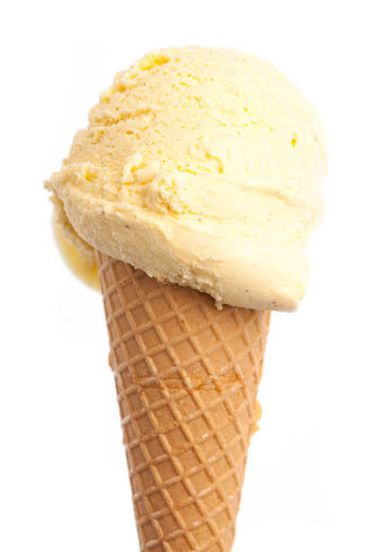 zbliżenie stożka lodów z lodem waniliowym - ice cream cone ice cream vanilla ice cream isolated zdjęcia i obrazy z banku zdjęć