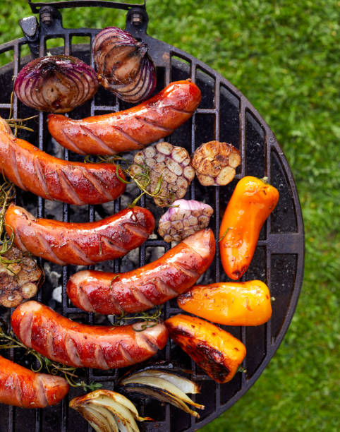 сосиски и овощи на гриле на гриле, на открытом воздухе, вид сверху. - sausage barbecue grill barbecue cooking стоковые фото и изображения