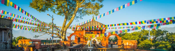 kathmandu bandiere di preghiera buddista swayambhunath monkey temple sunrise panorama nepal - swayambhunath foto e immagini stock