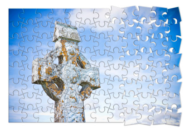 ケルトを辛抱強く信仰の建物刻まれている空の背景 - ジグソー パズルの形でコンセプト イメージに石造りの十字 - celtic cross celtic culture tombstone death ストックフォトと画像