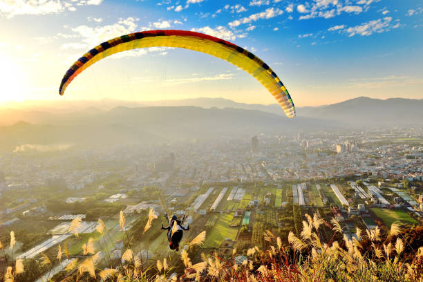 para aliante nella giornata di sole volando a puli, taiwan - outdoors nature paragliding autumn foto e immagini stock
