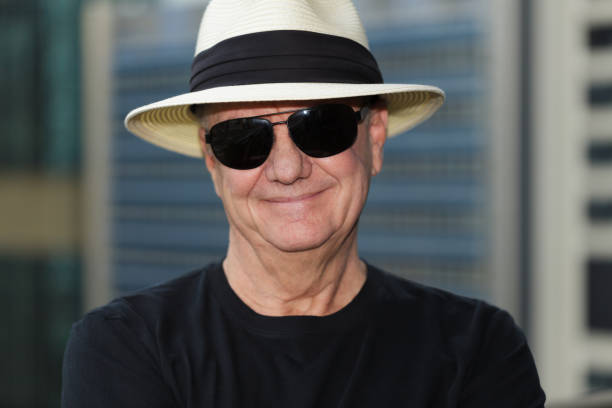lächelnder mann mit hut und sonnenbrille - profil fotos stock-fotos und bilder