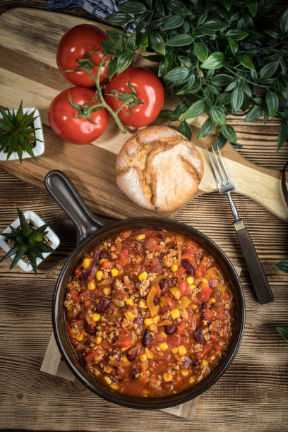 istock Chili con carne in a clay pan. 953088118