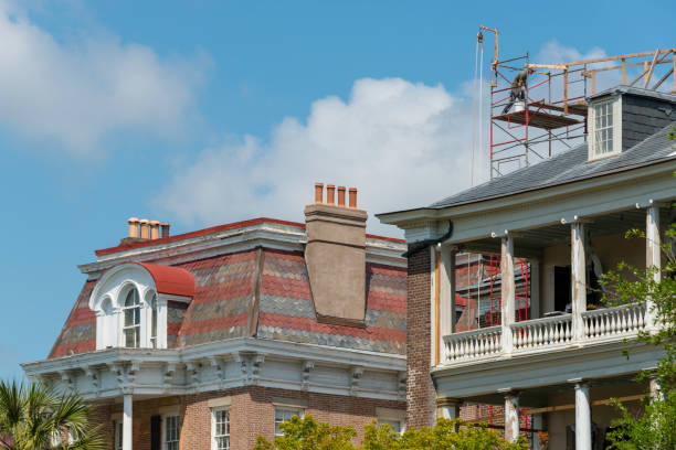 restauração histórica mansão, charleston, carolina do sul - industry south carolina construction north carolina - fotografias e filmes do acervo