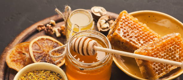 différents types de miel sur plateau en bois, gros plan - spoon honey cute jar photos et images de collection