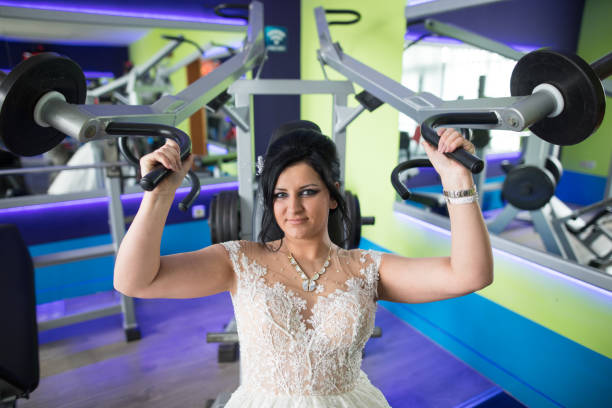 preparación para el día de la boda - body building dress women female fotografías e imágenes de stock