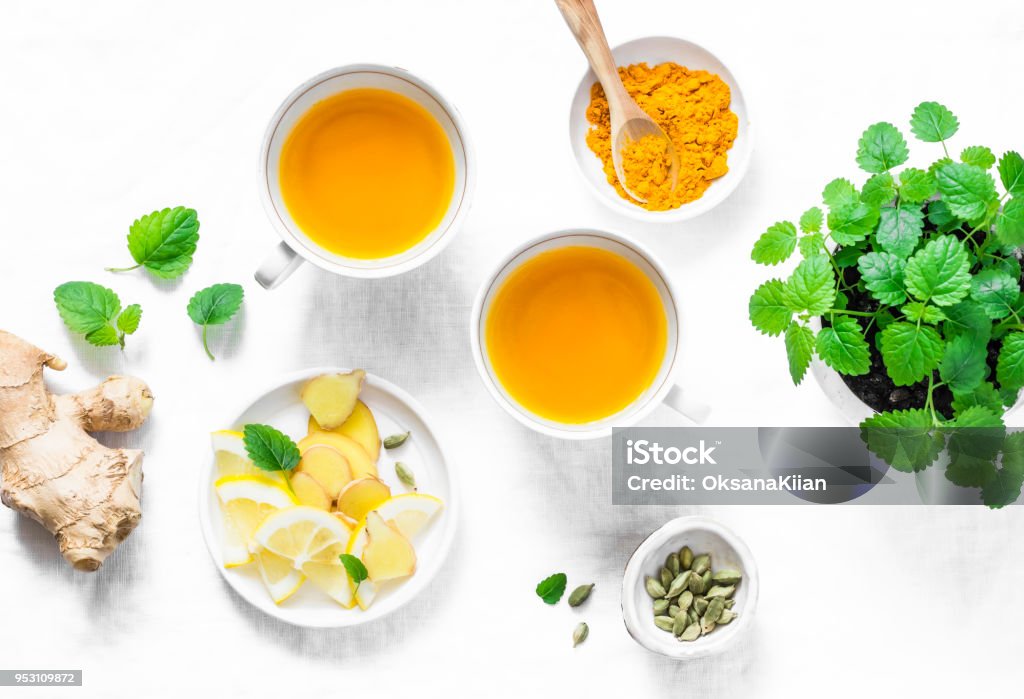 Té verde antiinflamatorio cúrcuma, jengibre.  Bebida de desintoxicación saludable sobre fondo claro, vista superior - Foto de stock de Sistema digestivo libre de derechos