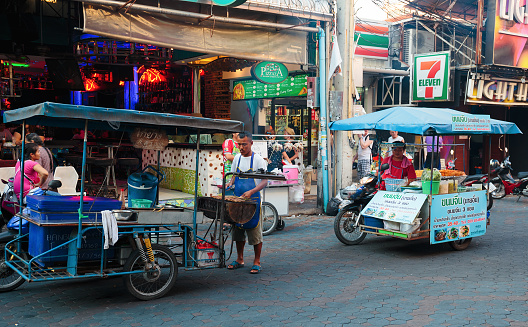 PATTAYA, THAILAND - APRIL 4, 2015: Seller fast food on a cart