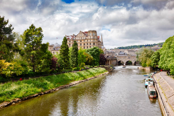 bath cityscape with parade gardens park at the river avon somerset south west england uk - somerset west imagens e fotografias de stock