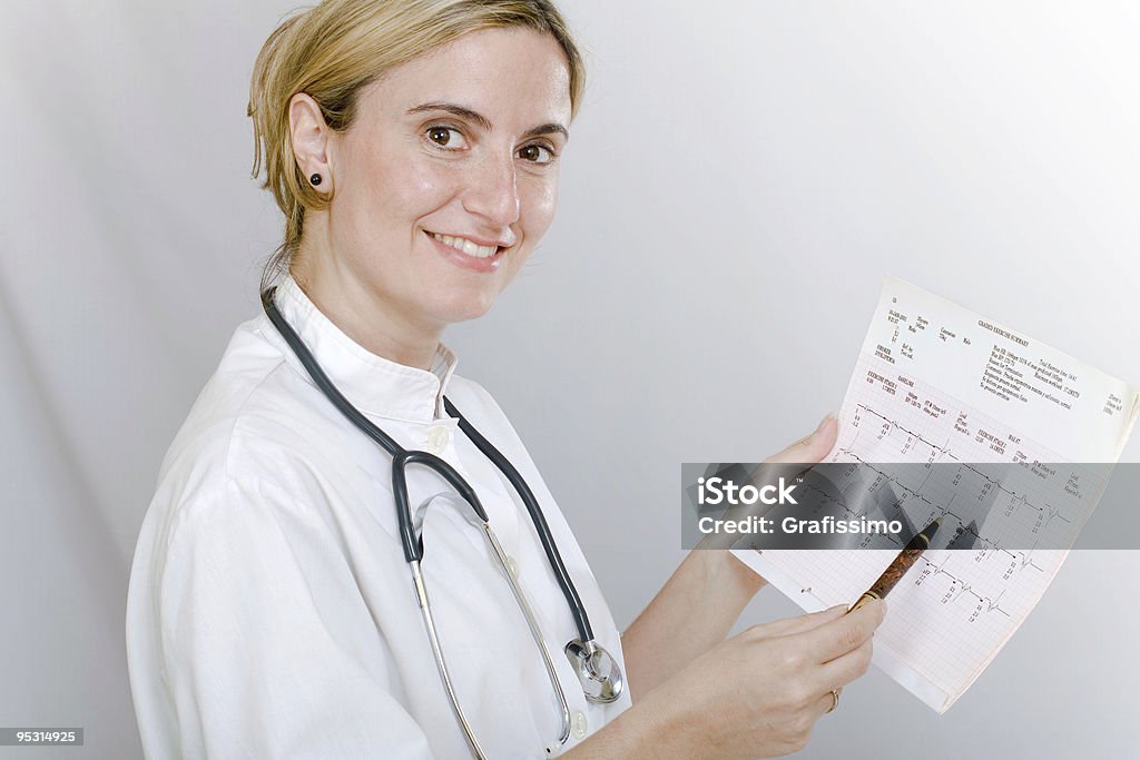Doctora análisis latido cardíaco - Foto de stock de Adulto libre de derechos