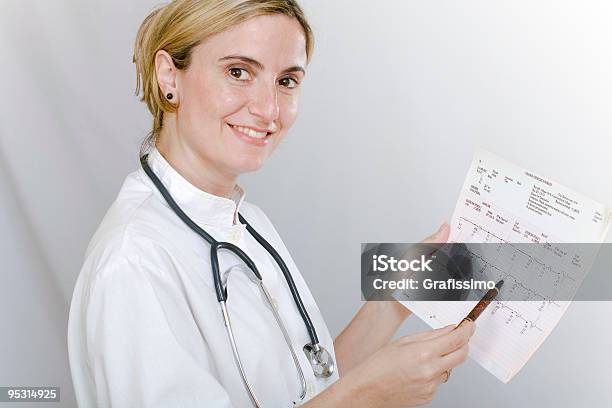 Doctora Análisis Latido Cardíaco Foto de stock y más banco de imágenes de Adulto - Adulto, Analizar, Asistencia sanitaria y medicina