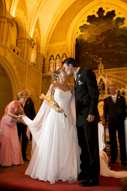 Pareja De Boda Beso En La Iglesia - Banco de fotos e imágenes de stock - iStock Pareja De Boda Beso En La Iglesia - Banco de fotos e imágenes de stock - iStock