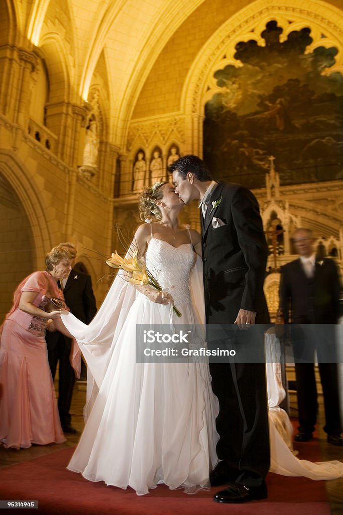 Sposa e lo sposo Baciare in chiesa - Foto stock royalty-free di Matrimonio