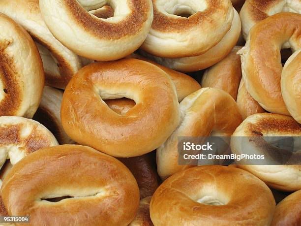 Frische Bagels Stockfoto und mehr Bilder von Bagel - Bagel, Feinkostgeschäft, Brotsorte