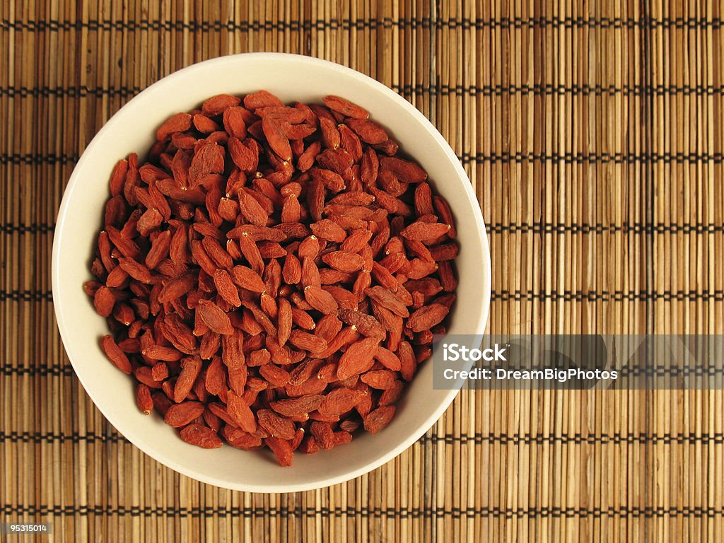 Frutos Goji em uma tigela - Foto de stock de Alimentação Saudável royalty-free