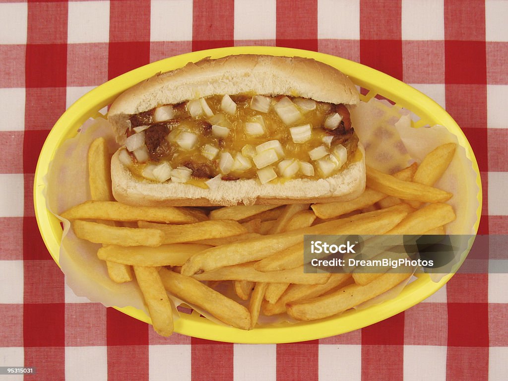 Cane con patatine fritte con formaggio e Chili - Foto stock royalty-free di Cibo da asporto