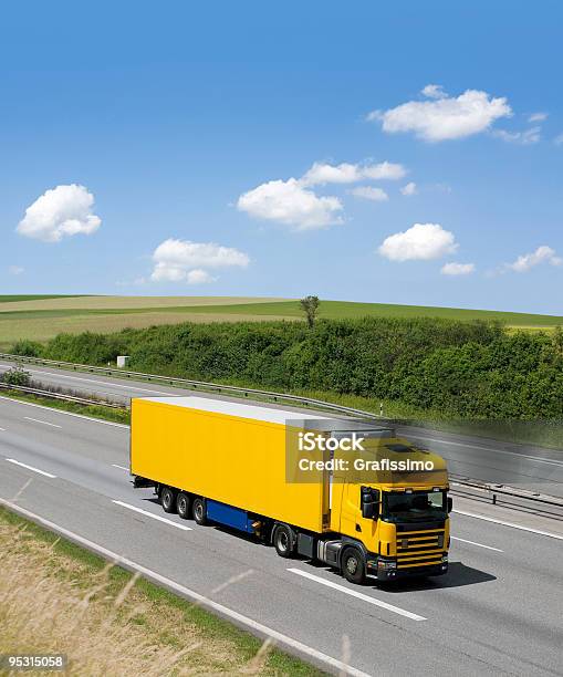 파란 하늘을 옐로우 배달차 On 독일형 고속도로 트럭에 대한 스톡 사진 및 기타 이미지 - 트럭, 노랑, 거리