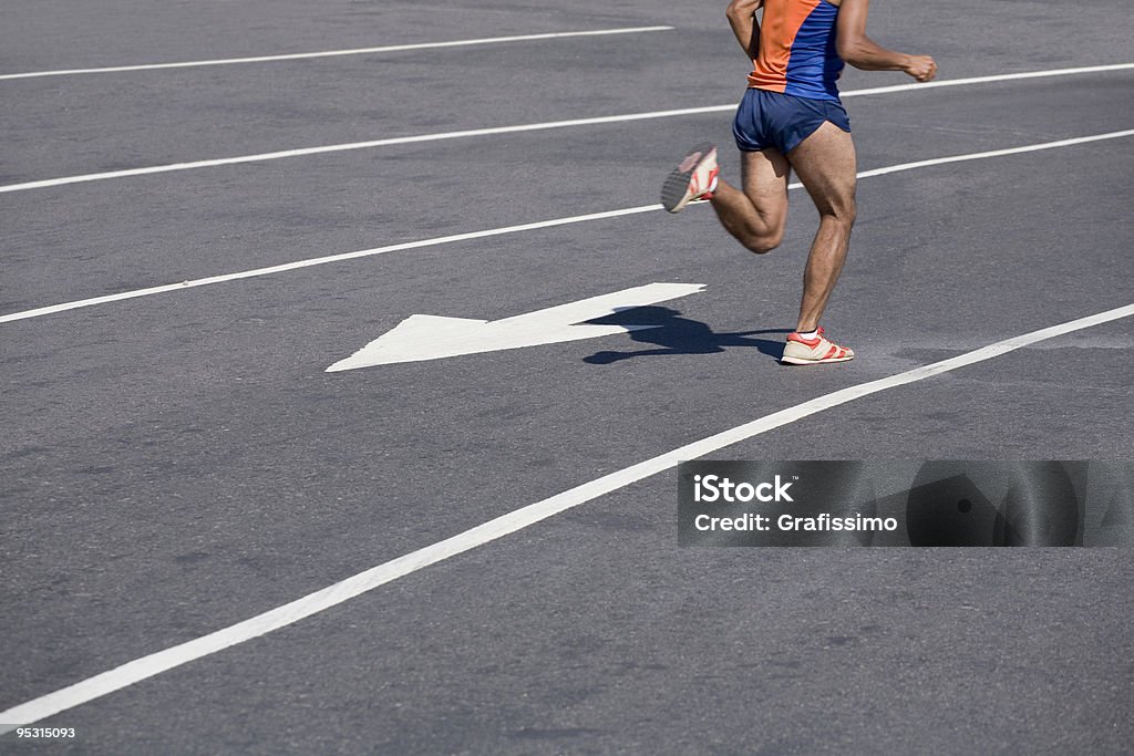 Atleta a correr na cidade de forma errada - Royalty-free Adversidade Foto de stock