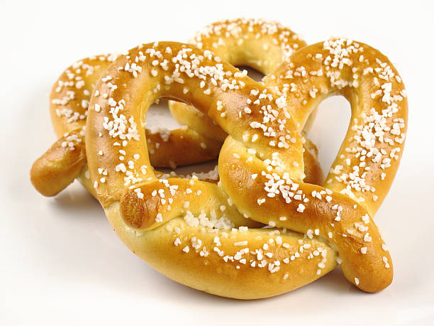 dois pretzels suave - pretzel snack salty food imagens e fotografias de stock