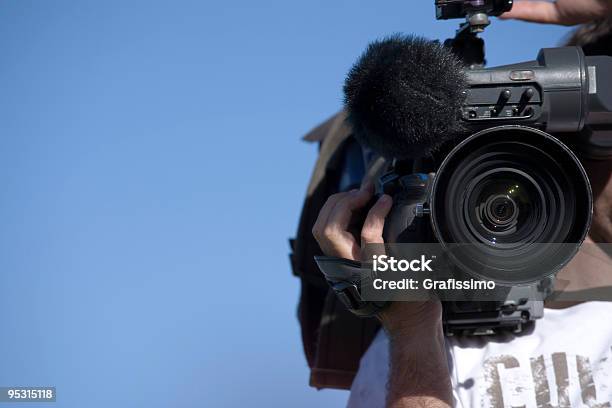 Foto de Cameraman Ao Ar Livre No Trabalho e mais fotos de stock de Exterior - Exterior, Jornalista, Apresentador de Noticiário