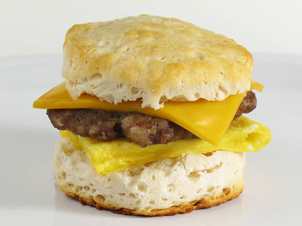 saucisse biscuit sandwich - biscuit au babeurre photos et images de collection