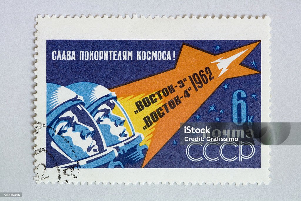 Крупный план пост марка с изображением космонавтов в космосе двух - Стоковые иллюстрации Бывший Советский Союз роялти-фри