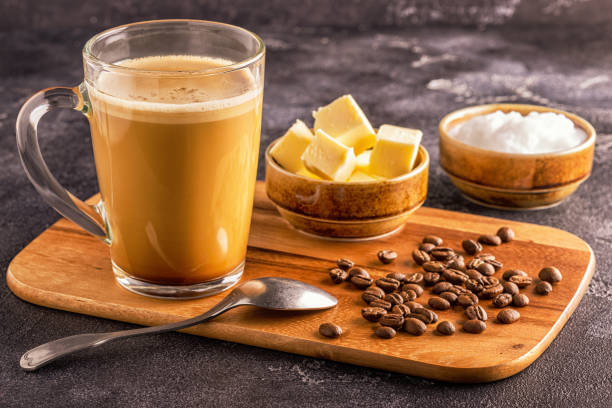 kugelsichere kaffee, gemischt mit bio-butter und mct-kokosnuss-öl - butter dairy product fat food stock-fotos und bilder