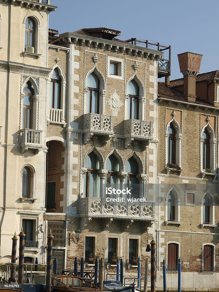 Veneza-cuidadoso Antiguidade edifícios ao longo do Canal Grande - Royalty-free Arabesco Foto de stock