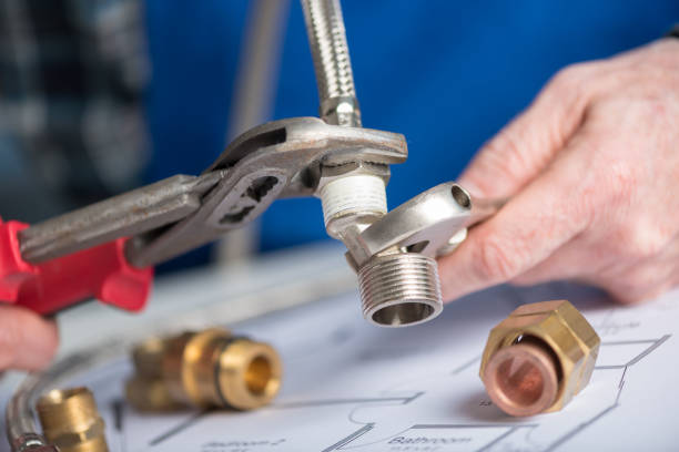 istock Plumber screwing a plumbing fitting 953160602