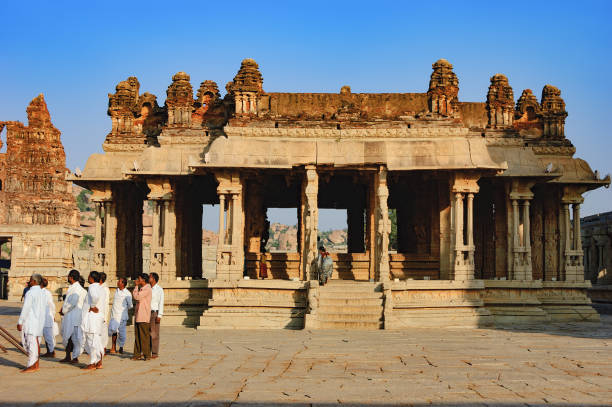 i turisti visitano il tempio di vitthala ad hampi, in india - indian ethnicity traditional culture architecture karnataka foto e immagini stock