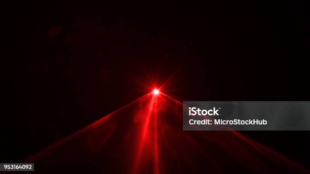 Photo libre de droit de Lumière Laser Rouge Sur Fond Noir banque d'images et plus d'images libres de droit de Laser - Laser, Rouge, Halo lumineux