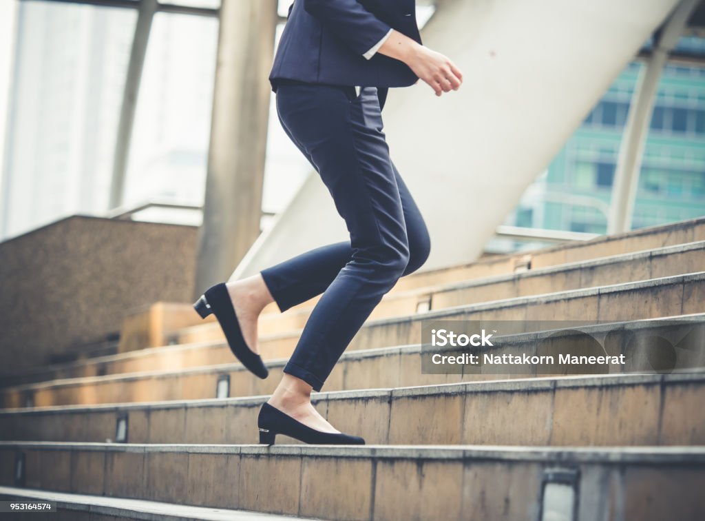 Bouchent les jambes de la femme d’affaires marche intensification d’escalier dans la ville moderne, la croissance des entreprises, remonter, succès, grandir de concept d’affaires - Photo de Femmes libre de droits