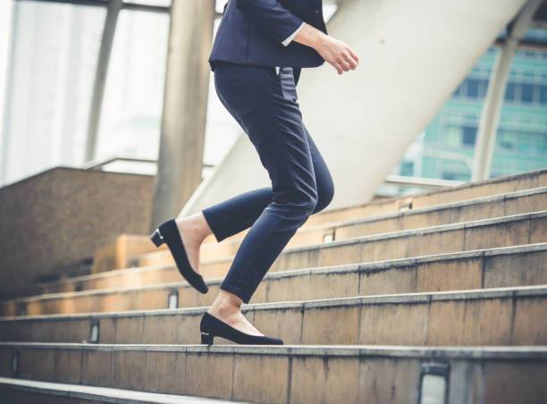 крупным планом ноги бизнес-леди ходить активизации лестницы в современном городе, рост бизнеса, идти вверх, успех, растут бизнес-концепции - staircase walking office steps стоковые фото и изображения