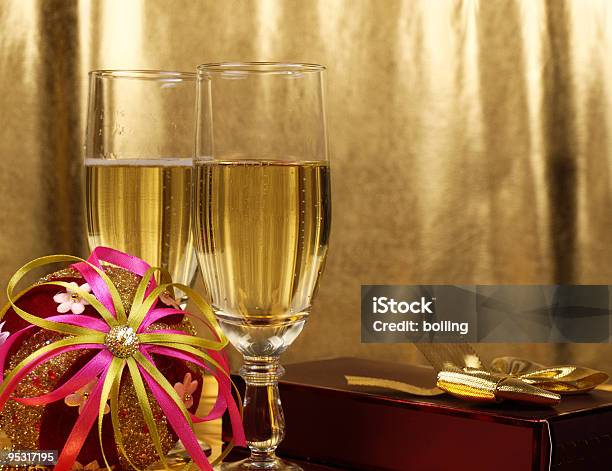 Weihnachten Dekoration Und Gläser Mit Champagner Stockfoto und mehr Bilder von Alkoholisches Getränk - Alkoholisches Getränk, Band, Beleuchtet