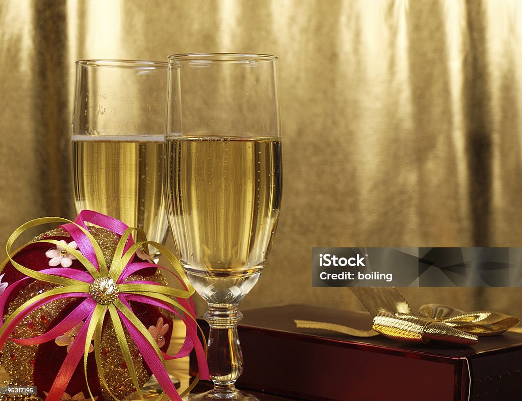 Decorazioni di Natale e occhiali con champagne - Foto stock royalty-free di Alchol