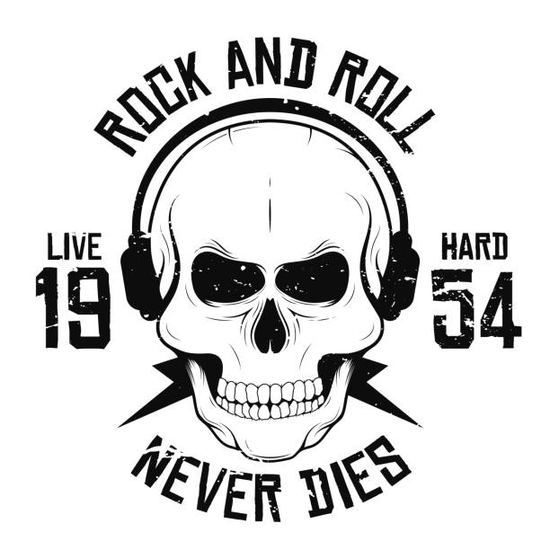 rock and roll t-shirt graficzny projekt z czaszką w słuchawkach i błyskawice. slogan muzyki rockowej do nadruku koszulek i plakatu. czaszka vintage z grunge teksturą - modern rock stock illustrations