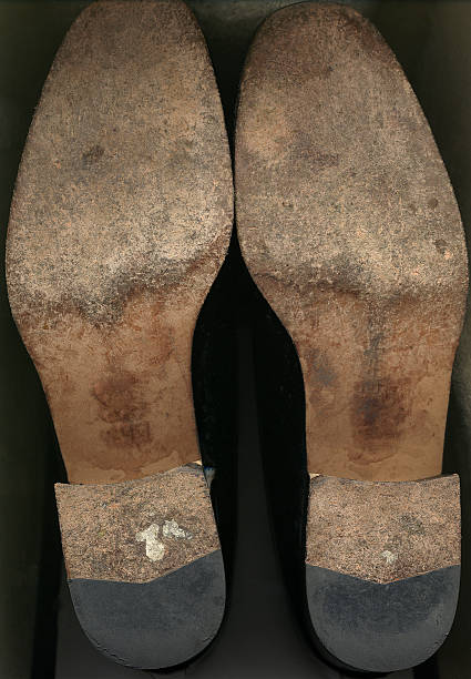신발 밑창이 달린 신발을 신은 경우는 제외) - at the bottom of boot sole of shoe shoe 뉴스 사진 이미지