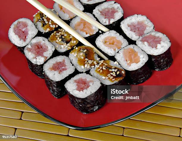 寿司チョップスティック - カラー画像のストックフォトや画像を多数ご用意 - カラー画像, クルクルと巻いた, テイクアウト