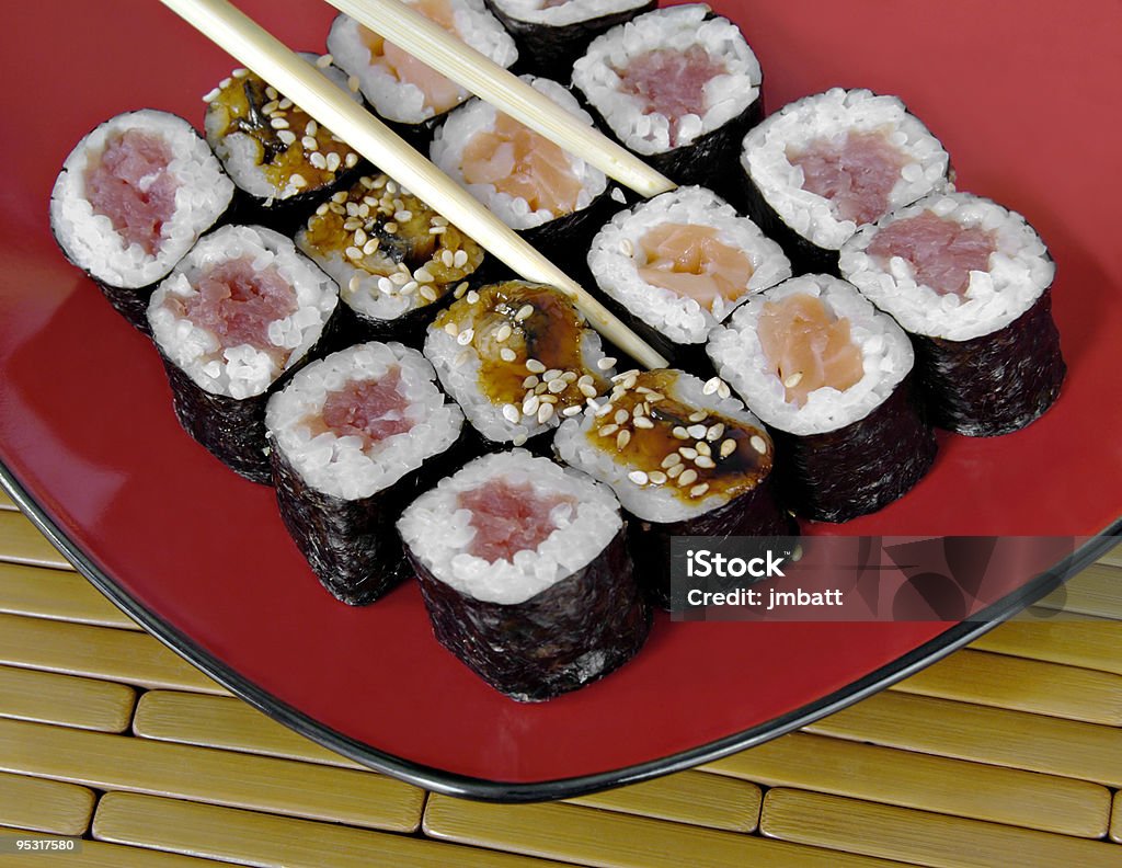 Суши с Chop Sticks - Стоковые фото Без людей роялти-фри