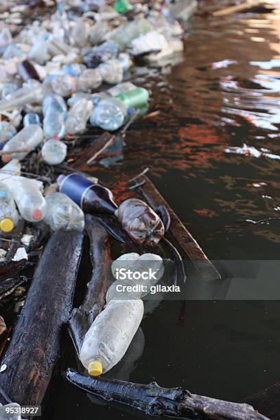 Rifiuti Di Plastica Inquinamento Dellacqua - Fotografie stock e altre immagini di Acqua - Acqua, Ambientazione esterna, Ambiente