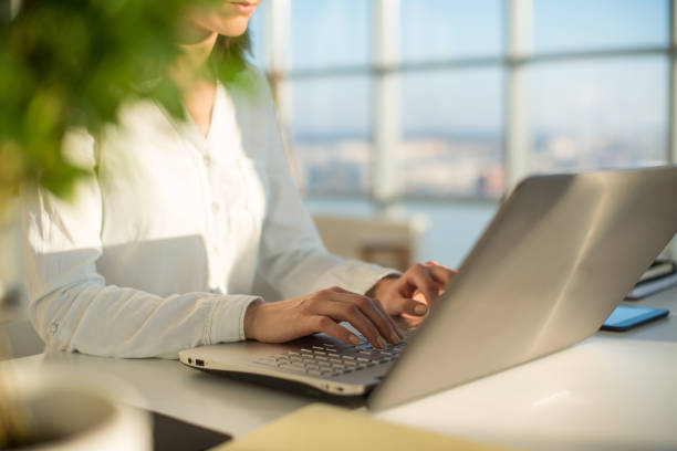 trabalhar em casa com a mulher de portátil, escrever um blog. mãos femininas no teclado - computer language internet computer e mail - fotografias e filmes do acervo