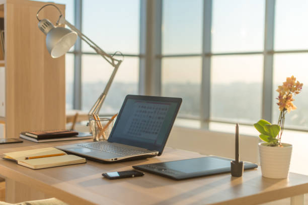 imagens de exibição do lado do local de trabalho de estúdio com um caderno em branco, portátil. mesa de trabalho confortável, escritório em casa. - arrumado - fotografias e filmes do acervo