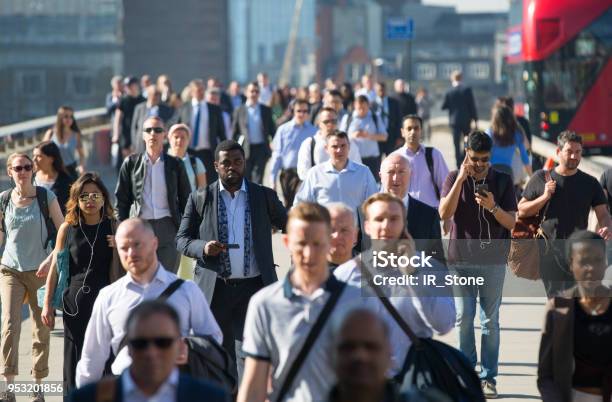 London Uk Suddig Bild Kontorsanställda Korsa Bron London I Tidig Morgon På Väg Till City Of London-foton och fler bilder på Människor