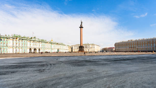 панорамный вид на дворцовую площадь в санкт-петербурге - winter palace st petersburg town square outdoors стоковые фото и изображения