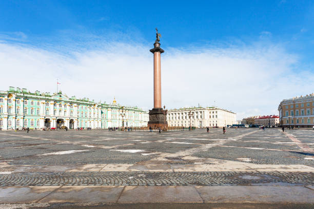 вид на дворцовую площадь в санкт-петербурге весной - winter palace st petersburg town square outdoors стоковые фото и изображения