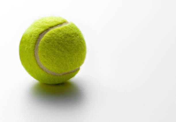 gros plan d’une balle de tennis sur fond blanc - tennis ball tennis ball isolated photos et images de collection